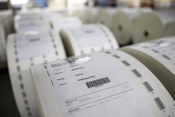 The translation of "Etikettenrollen" is "label rolls.