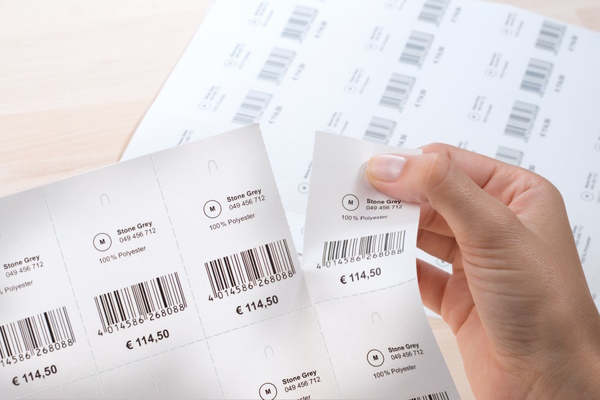 Application image: Separate the label tags from the label sheet.