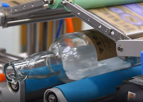 Plastic and glass bottle labelling with HERMA labelling machines