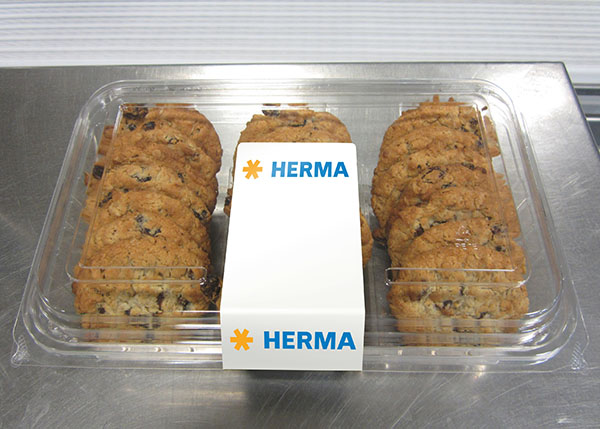  Food labelling in clamshell packaging