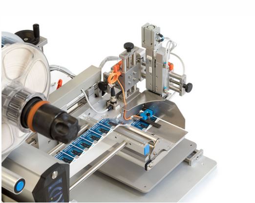 [Translate to English:] HERMA halbautomatische Etikettiermaschinen Funktionen