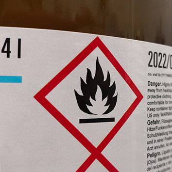 Warning label with a flame symbol indicating flammable substances.
