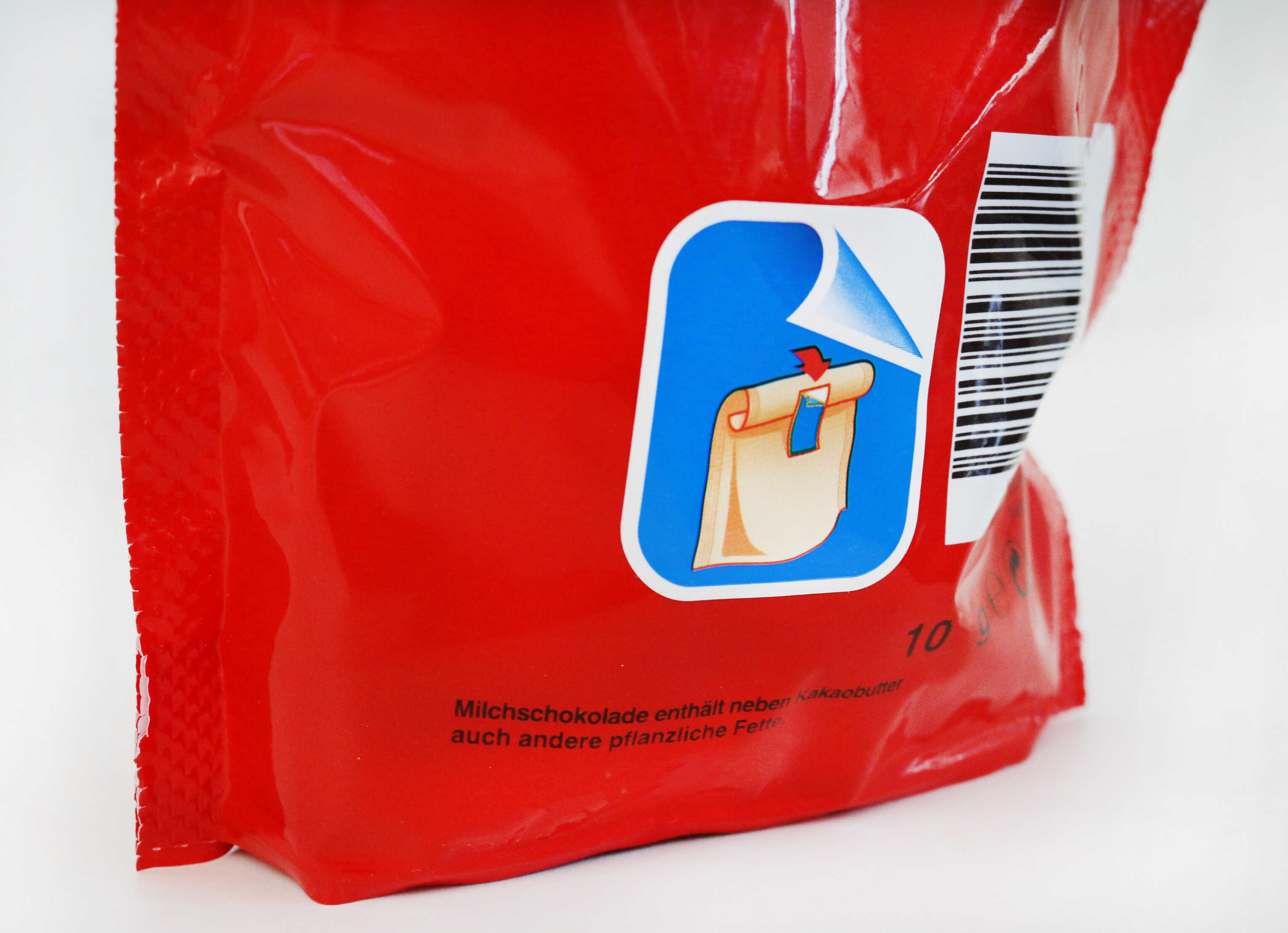Packaging of a chocolate brand featuring a blue symbol that represents an open bag, along with a barcode on the side.