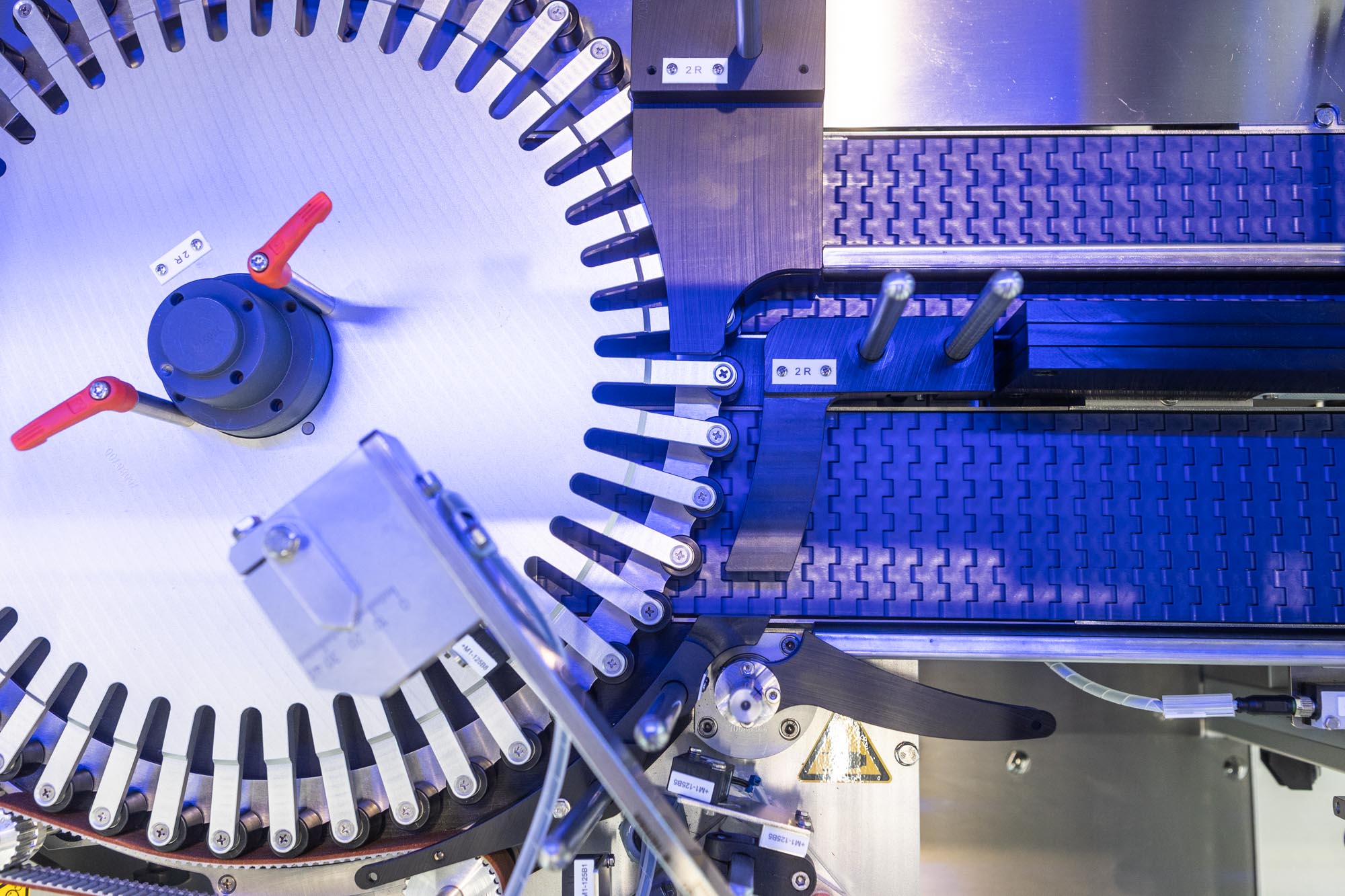 Machine with rotating parts and a conveyor belt, used for industrial processes. Technical components are visible.