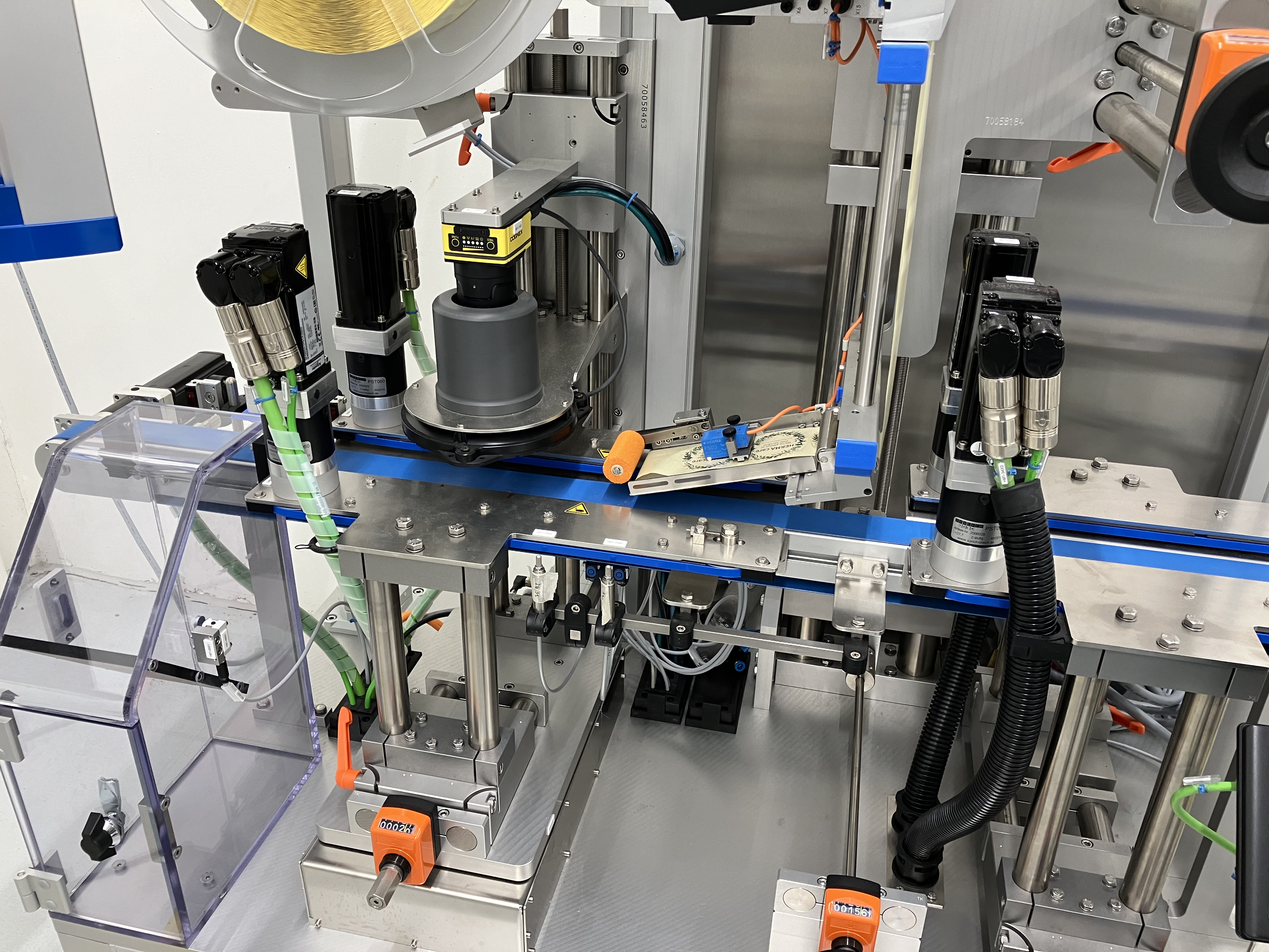 Automatisierte Maschinenkomponenten mit Sensoren und Frderband, die fr industrielle Anwendungen konzipiert sind.