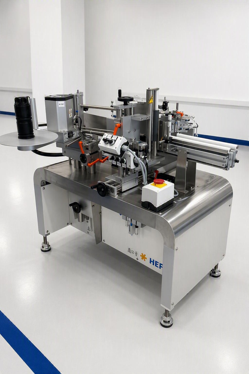 Eine moderne Verpackungsmaschine mit verschiedenen mechanischen Komponenten, einem runden Tisch und einer Steuerungseinheit auf einem sauberen, weien Boden.