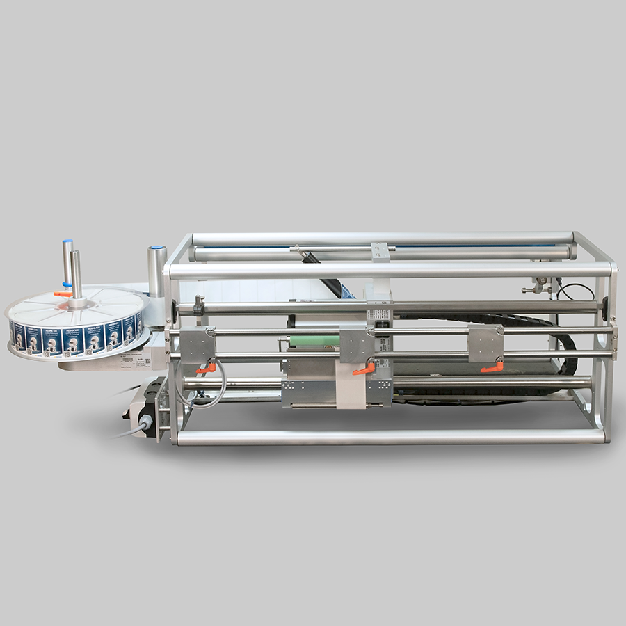 Machine for automatic labelling with a conveyor belt and a label holder.