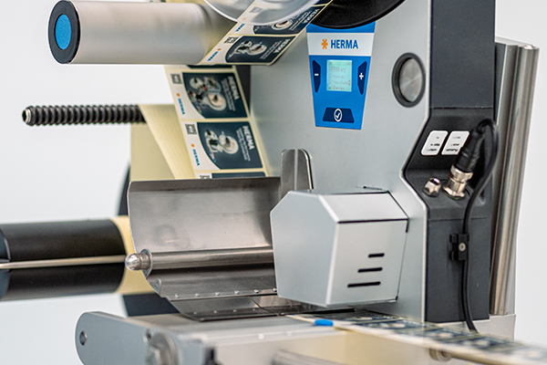 Labelling machine with a digital display and continuous label roll. The machine is designed for labelling products.