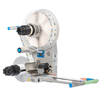 Labelling machine with roll holder and automatic labelling, equipped with control elements and a conveyor belt.