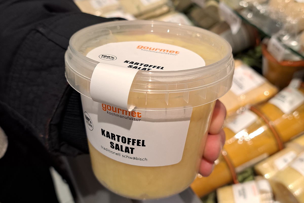 Food Solutions: Two-in-one product and closure label, special shape for connecting the body and lid, potato salad in plastic cup.