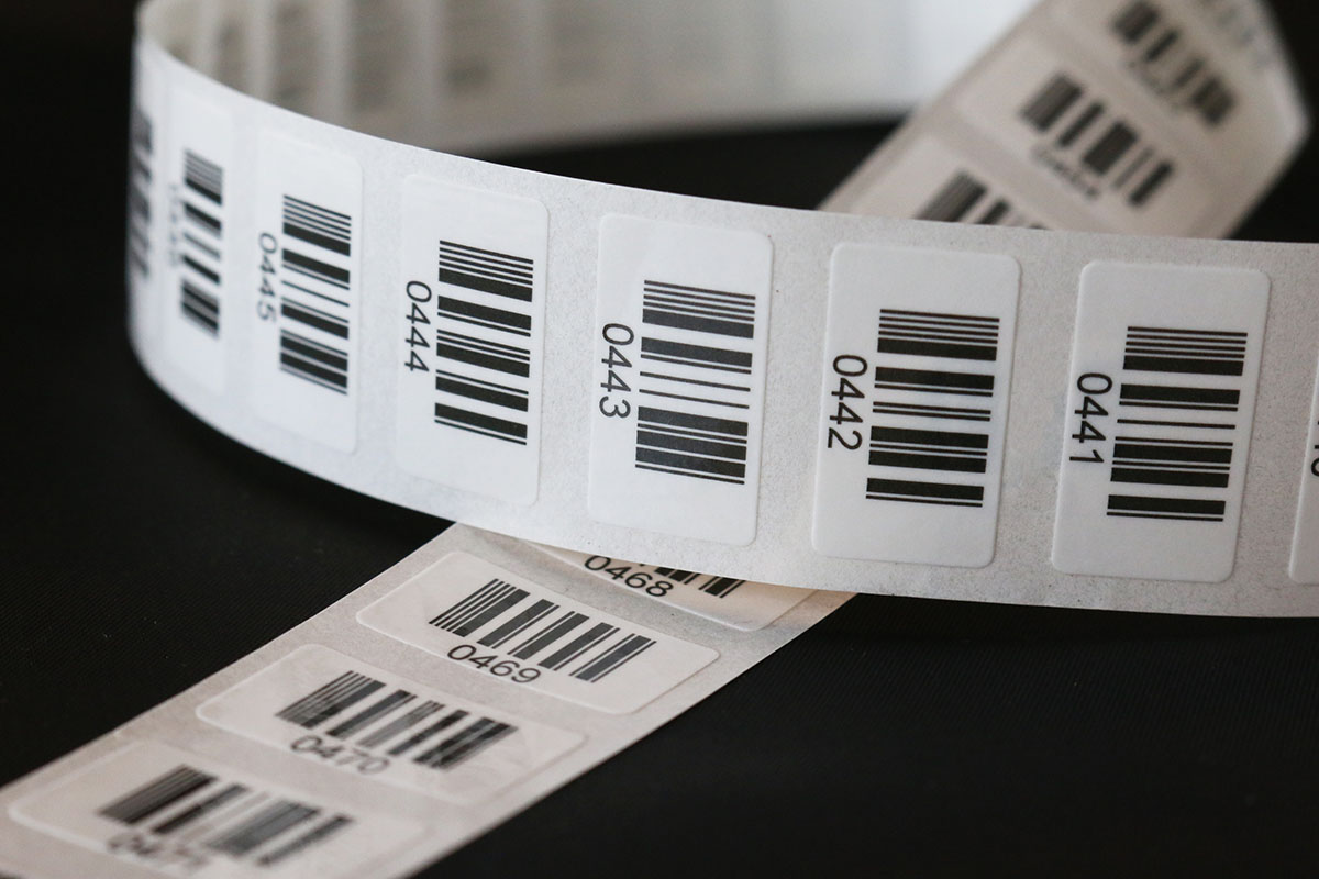 Barcode labels: Continuously numbered barcodes on roll labels, small label format.