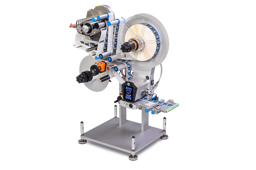 A labelling machine with multiple rollers and a sturdy base, designed for the automated labelling of products.