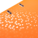 Orangene Oberfläche mit geometrischem Muster aus kleinen, weißen Dreiecken und zwei Öffnungen oben.