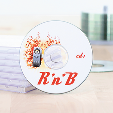 R'n'B CD mit dekorativem Design, beschriftet mit "cd 1", liegt auf einem Tisch neben transparenten CD-Hllen.