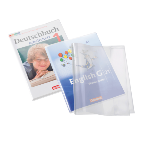 Drei Schulbücher liegen auf einem Tisch: ein Deutsch-Arbeitsheft, ein Englischbuch und eine transparente Hülle.