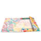 Ein offenes Notizbuch mit buntem, abstraktem Design in Pastellfarben, das geschwungene Linien und Formen zeigt.
