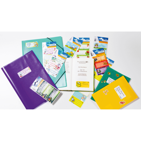 Bunte Schulmaterialien, darunter Notizbücher, Ordner und Etiketten, angeordnet auf einem weißen Hintergrund.