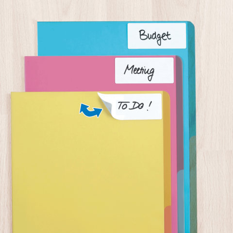 Bunte Ordner in verschiedenen Farben mit Beschriftungen: "Budget", "Meeting" und "To Do!" auf einem hellen Tisch.
