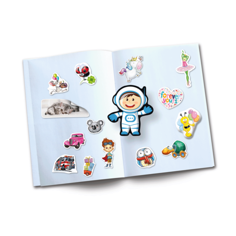 Ein offenes Buch mit verschiedenen bunten Aufklebern, darunter ein Astronaut, Tiere, ein Feuerwehrwagen und ein Herz mit der Aufschrift "forever yours".