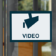 Schild mit einer Kamera und dem Wort "VIDEO", das auf Videoüberwachung hinweist.
