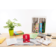 Ein Schreibtisch mit Büromaterialien: Ordner, Notizblöcke, eine Pflanze, eine Heftmaschine und ein Kalender sind sichtbar.