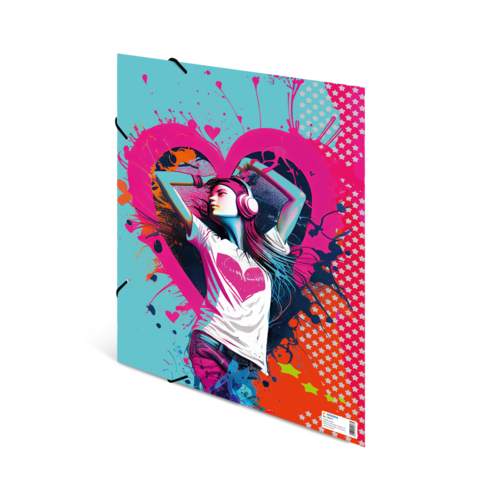 Junge Frau mit Kopfhörern, die entspannt in einem bunten, grafischen Herzmotiv steht. Lebendige Farben und Spritzer umgeben sie.