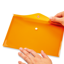 Eine Person hält eine orangefarbene, transparente Mappe mit zwei Druckknöpfen, während sie den Deckel öffnet.