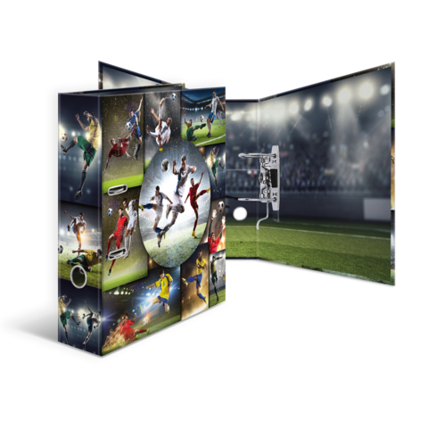 Ein aufgeschlagenes Fußballalbum mit Bildern von Spielern in Aktion und einem Stadionhintergrund.
