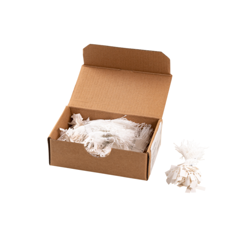 Eine geöffnete Kartonbox mit weißen Fransen oder Bändern, die teilweise herausgenommen wurden.