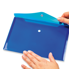 Eine Person hält eine transparente, blaue Mappe mit einem Druckknopfverschluss in der Hand.