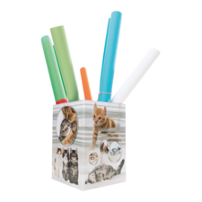 Ein Behälter mit bunten Markern, verziert mit Bildern von Katzen, darunter verschiedene Katzenarten und -posen.