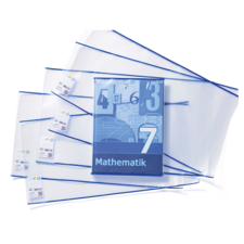 Ein Mathematikbuch mit der Nummer 7 und mehrere durchsichtige Hüllen mit blauen Streifen.