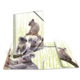 Ein aufgeschlagenes Notizbuch mit mehreren Koalas in verschiedenen Posen, umgeben von einer hellen, grafischen Hintergrundgestaltung.