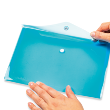 Eine Person hält eine transparente, blaue Mappe mit einer Klappe und einem Druckknopf in der Mitte.