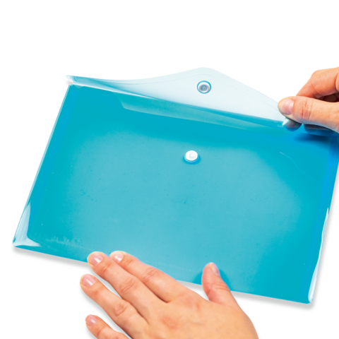 Eine Person hält eine transparente, blaue Mappe mit einer Klappe und einem Druckknopf in der Mitte.
