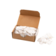 Eine geöffnete Kartonbox mit weißen Etiketten und Füllmaterial, einige Etiketten liegen daneben.