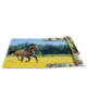 Ein braunes Pferd läuft über eine grüne Wiese, umgeben von Bäumen im Hintergrund. In der Ecke sind kleinere Bilder von Pferden zu sehen.