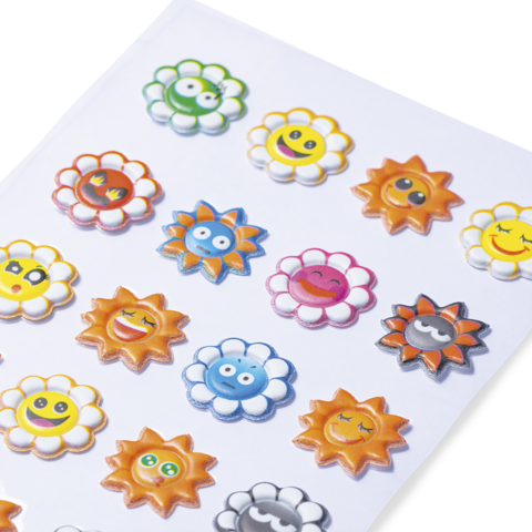 Bunte Aufkleber in Blumenform mit verschiedenen Gesichtern, darunter lächelnde und fröhliche Emojis in verschiedenen Farben.