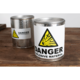 Metallbehälter mit Warnaufkleber "DANGER EXPLOSIVE MATERIAL" auf einem Holztisch, einer mit Kondenswasser.