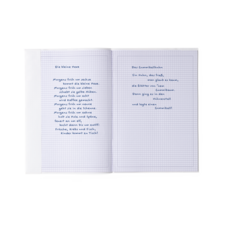 Zwei offene Seiten eines Notizbuchs mit handgeschriebenen Texten, darunter Gedichte und eine Beschreibung eines Spiels.