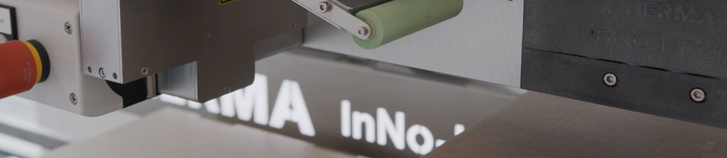 The translation of "Etikettierungsmaschine" is "labelling machine.