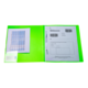 Eine grüne Ordnermappe mit einem Foto eines Fensters und einem Dokument mit Barcode und Adressfeld.