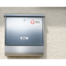 Brief silberner Briefkasten mit dem Namen "Meyer" und einem Aufkleber, der darum bittet, keine Werbung einzuwerfen.