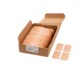 Eine geöffnete Kartonbox mit mehreren Stapeln von hautfarbenen Pflastern und vier einzelnen Pflastern daneben.