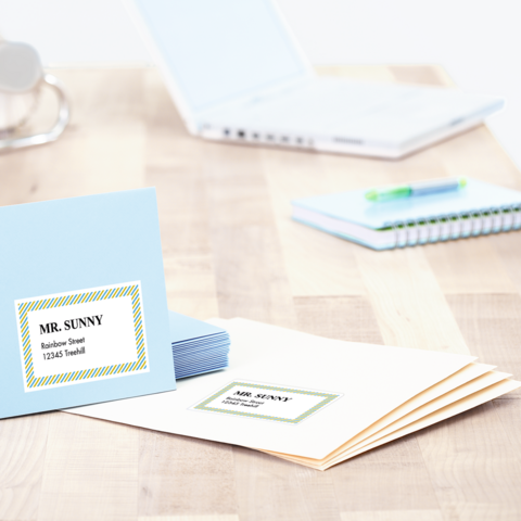 Eine Frau in einem rosa Hoodie steht an einer Küchentheke mit Essensverpackungen und Getränken. Sie lächelt und betrachtet die Schalen.