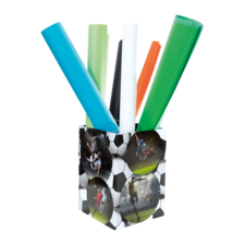 Ein Stiftehalter in Fußball-Design mit bunten Stiften in Blau, Weiß, Grün, Schwarz und Orange.