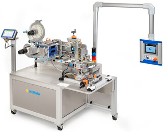 Automatic labelling machine with a control panel, equipped with various mechanical components and a screen for operation.