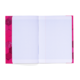 Ein offenes Notizbuch mit kariertem Papier und einem pinken Umschlag. Die Seiten sind leer und bereit zum Beschreiben oder Zeichnen.