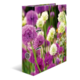 Bunte Blüten in lila und weiß, die in einem Garten wachsen, mit grünen Stängeln und einem verschwommenen Hintergrund.