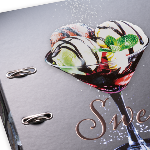Ein Dessertmenü mit einem herzförmigen Glas, gefüllt mit Schokoladeneis, Vanilleeis und Minzblättern, umgeben von Spritzern.